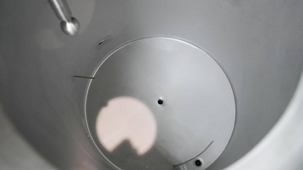 天泰精釀<a href=http://m.yangbailao.com/ target=_blank class=infotextkey>啤酒設(shè)備</a> 啤酒漩沉罐內(nèi)部